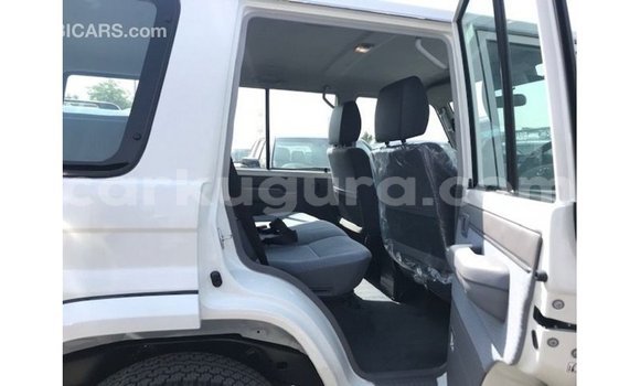 Nunua Imported Toyota Land Cruiser Nyeupe Gari ndani ya Import - Dubai nchini Bujumbura Nunua Imported Toyota Land Cruiser Nyeupe Gari ndani ya Import - Dubai nchini Bujumbura