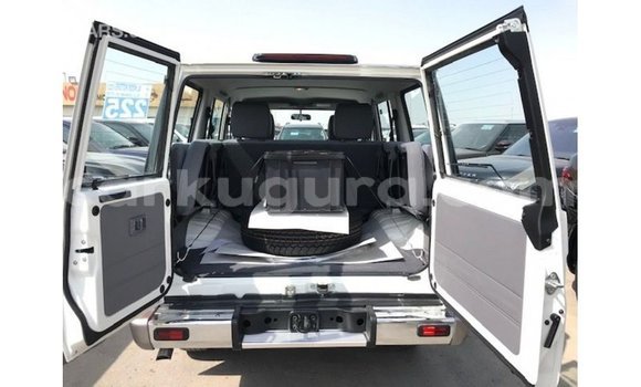Nunua Imported Toyota Land Cruiser Nyeupe Gari ndani ya Import - Dubai nchini Bujumbura Nunua Imported Toyota Land Cruiser Nyeupe Gari ndani ya Import - Dubai nchini Bujumbura