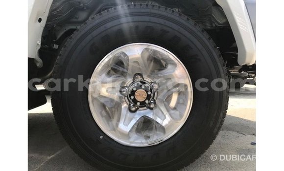 Nunua Imported Toyota Land Cruiser Nyeupe Gari ndani ya Import - Dubai nchini Bujumbura Nunua Imported Toyota Land Cruiser Nyeupe Gari ndani ya Import - Dubai nchini Bujumbura