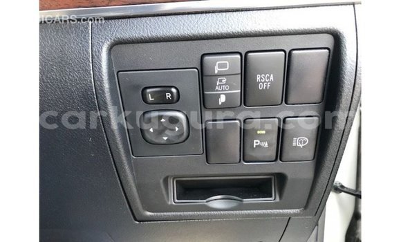 Acheter Import Voiture Toyota Land Cruiser Blanc à Import - Dubai, Bujumbura Acheter Import Voiture Toyota Land Cruiser Blanc à Import - Dubai, Bujumbura