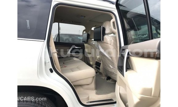 Nunua Imported Toyota Land Cruiser Nyeupe Gari ndani ya Import - Dubai nchini Bujumbura Nunua Imported Toyota Land Cruiser Nyeupe Gari ndani ya Import - Dubai nchini Bujumbura