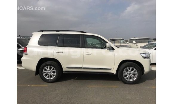 Nunua Imported Toyota Land Cruiser Nyeupe Gari ndani ya Import - Dubai nchini Bujumbura Nunua Imported Toyota Land Cruiser Nyeupe Gari ndani ya Import - Dubai nchini Bujumbura
