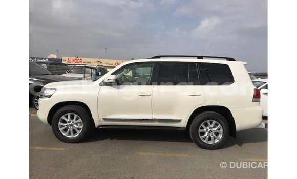 Acheter Import Voiture Toyota Land Cruiser Blanc à Import - Dubai, Bujumbura Acheter Import Voiture Toyota Land Cruiser Blanc à Import - Dubai, Bujumbura