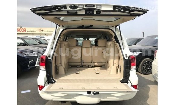 Acheter Import Voiture Toyota Land Cruiser Blanc à Import - Dubai, Bujumbura Acheter Import Voiture Toyota Land Cruiser Blanc à Import - Dubai, Bujumbura