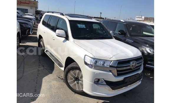 Nunua Imported Toyota Land Cruiser Nyeupe Gari ndani ya Import - Dubai nchini Bujumbura Nunua Imported Toyota Land Cruiser Nyeupe Gari ndani ya Import - Dubai nchini Bujumbura