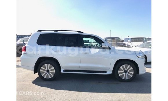 Nunua Imported Toyota Land Cruiser Nyeupe Gari ndani ya Import - Dubai nchini Bujumbura Nunua Imported Toyota Land Cruiser Nyeupe Gari ndani ya Import - Dubai nchini Bujumbura