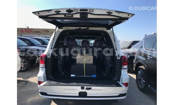 Nunua Imported Toyota Land Cruiser Nyeupe Gari ndani ya Import - Dubai nchini Bujumbura Nunua Imported Toyota Land Cruiser Nyeupe Gari ndani ya Import - Dubai nchini Bujumbura