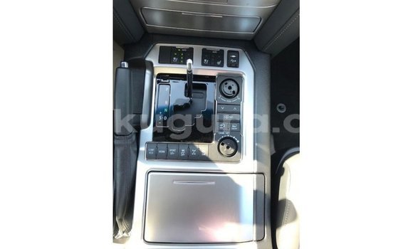 Nunua Imported Toyota Land Cruiser Nyeupe Gari ndani ya Import - Dubai nchini Bujumbura Nunua Imported Toyota Land Cruiser Nyeupe Gari ndani ya Import - Dubai nchini Bujumbura