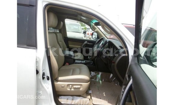 Acheter Import Voiture Toyota Land Cruiser Blanc à Import - Dubai, Bujumbura Acheter Import Voiture Toyota Land Cruiser Blanc à Import - Dubai, Bujumbura