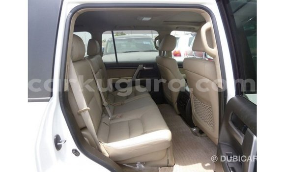 Acheter Import Voiture Toyota Land Cruiser Blanc à Import - Dubai, Bujumbura Acheter Import Voiture Toyota Land Cruiser Blanc à Import - Dubai, Bujumbura