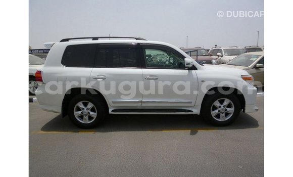 Acheter Import Voiture Toyota Land Cruiser Blanc à Import - Dubai, Bujumbura Acheter Import Voiture Toyota Land Cruiser Blanc à Import - Dubai, Bujumbura