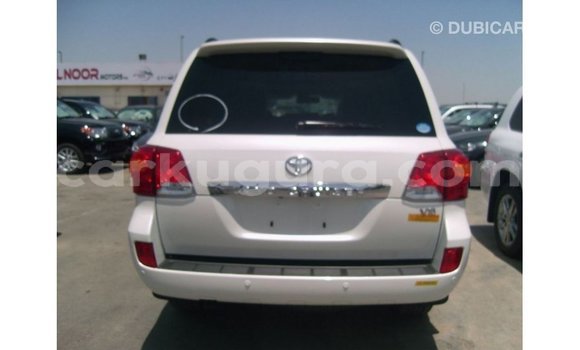Acheter Import Voiture Toyota Land Cruiser Blanc à Import - Dubai, Bujumbura Acheter Import Voiture Toyota Land Cruiser Blanc à Import - Dubai, Bujumbura