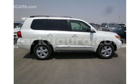 Nunua Imported Toyota Land Cruiser Nyeupe Gari ndani ya Import - Dubai nchini Bujumbura Nunua Imported Toyota Land Cruiser Nyeupe Gari ndani ya Import - Dubai nchini Bujumbura