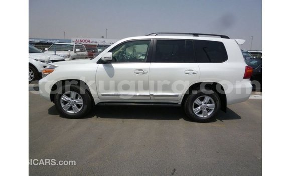 Nunua Imported Toyota Land Cruiser Nyeupe Gari ndani ya Import - Dubai nchini Bujumbura Nunua Imported Toyota Land Cruiser Nyeupe Gari ndani ya Import - Dubai nchini Bujumbura