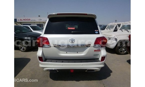 Acheter Import Voiture Toyota Land Cruiser Blanc à Import - Dubai, Bujumbura Acheter Import Voiture Toyota Land Cruiser Blanc à Import - Dubai, Bujumbura