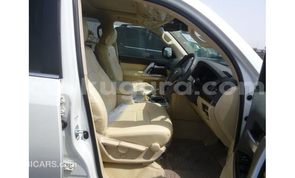 Nunua Imported Toyota Land Cruiser Nyeupe Gari ndani ya Import - Dubai nchini Bujumbura Nunua Imported Toyota Land Cruiser Nyeupe Gari ndani ya Import - Dubai nchini Bujumbura