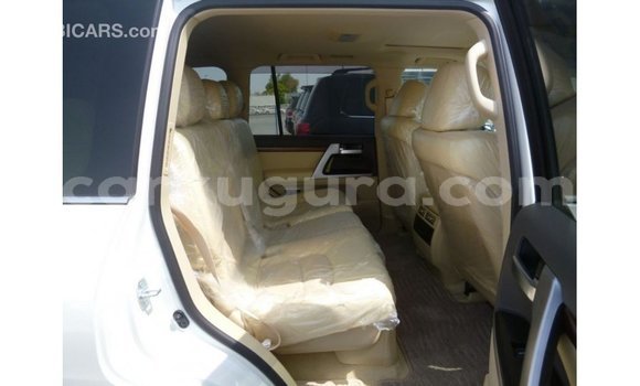Nunua Imported Toyota Land Cruiser Nyeupe Gari ndani ya Import - Dubai nchini Bujumbura Nunua Imported Toyota Land Cruiser Nyeupe Gari ndani ya Import - Dubai nchini Bujumbura