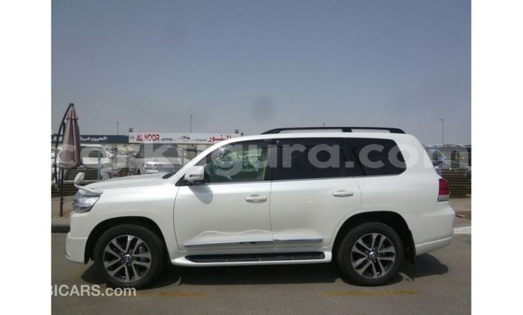 Acheter Import Voiture Toyota Land Cruiser Blanc à Import - Dubai, Bujumbura Acheter Import Voiture Toyota Land Cruiser Blanc à Import - Dubai, Bujumbura