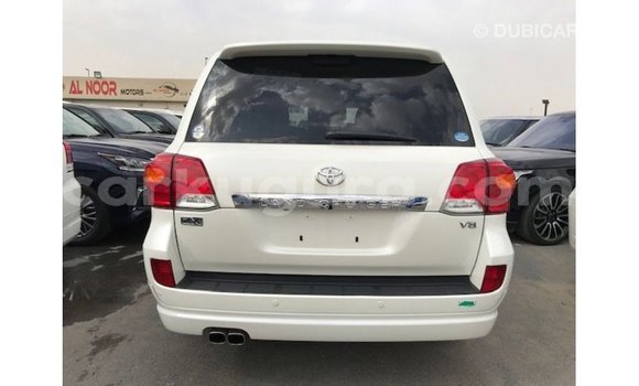 Acheter Import Voiture Toyota Land Cruiser Blanc à Import - Dubai, Bujumbura Acheter Import Voiture Toyota Land Cruiser Blanc à Import - Dubai, Bujumbura