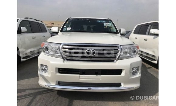 Acheter Import Voiture Toyota Land Cruiser Blanc à Import - Dubai, Bujumbura Acheter Import Voiture Toyota Land Cruiser Blanc à Import - Dubai, Bujumbura