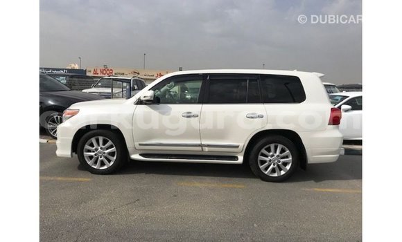 Acheter Import Voiture Toyota Land Cruiser Blanc à Import - Dubai, Bujumbura Acheter Import Voiture Toyota Land Cruiser Blanc à Import - Dubai, Bujumbura