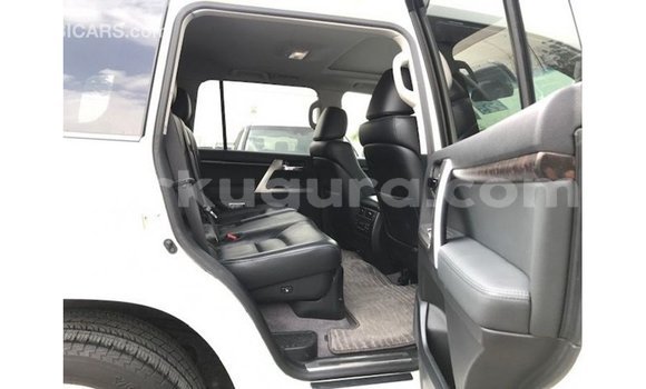 Nunua Imported Toyota Land Cruiser Nyeupe Gari ndani ya Import - Dubai nchini Bujumbura Nunua Imported Toyota Land Cruiser Nyeupe Gari ndani ya Import - Dubai nchini Bujumbura