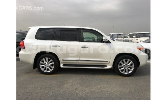 Nunua Imported Toyota Land Cruiser Nyeupe Gari ndani ya Import - Dubai nchini Bujumbura Nunua Imported Toyota Land Cruiser Nyeupe Gari ndani ya Import - Dubai nchini Bujumbura