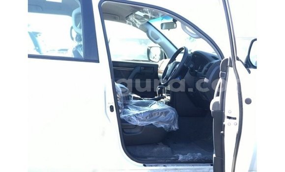 Nunua Imported Toyota Land Cruiser Nyeupe Gari ndani ya Import - Dubai nchini Bujumbura Nunua Imported Toyota Land Cruiser Nyeupe Gari ndani ya Import - Dubai nchini Bujumbura