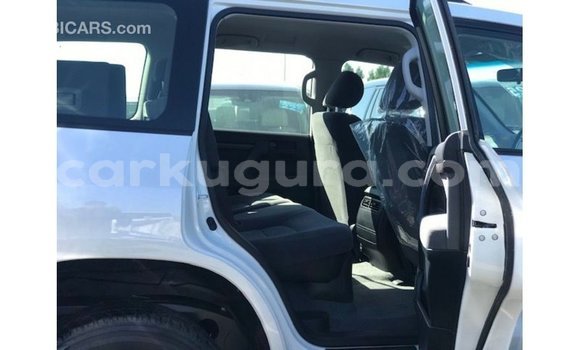Nunua Imported Toyota Land Cruiser Nyeupe Gari ndani ya Import - Dubai nchini Bujumbura Nunua Imported Toyota Land Cruiser Nyeupe Gari ndani ya Import - Dubai nchini Bujumbura