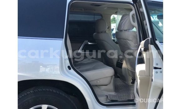 Nunua Imported Toyota Land Cruiser Nyeupe Gari ndani ya Import - Dubai nchini Bujumbura Nunua Imported Toyota Land Cruiser Nyeupe Gari ndani ya Import - Dubai nchini Bujumbura