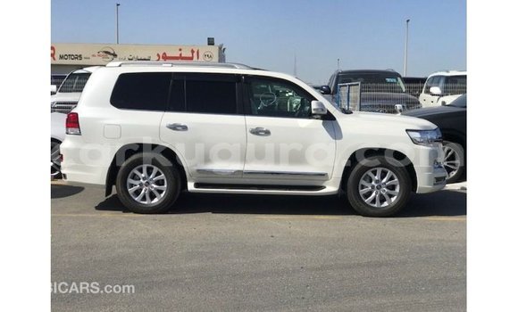 Nunua Imported Toyota Land Cruiser Nyeupe Gari ndani ya Import - Dubai nchini Bujumbura Nunua Imported Toyota Land Cruiser Nyeupe Gari ndani ya Import - Dubai nchini Bujumbura