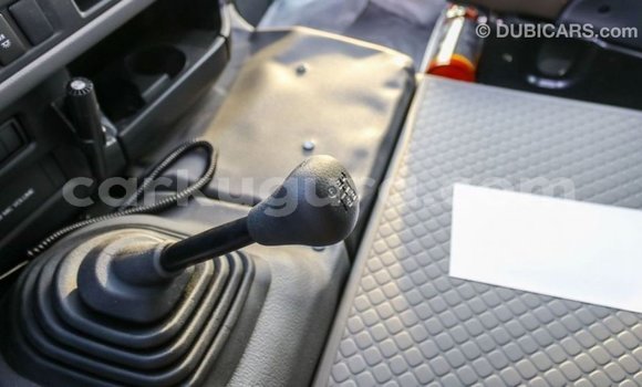 Nunua Imported Toyota Coaster Nyeupe Gari ndani ya Import - Dubai nchini Bujumbura Nunua Imported Toyota Coaster Nyeupe Gari ndani ya Import - Dubai nchini Bujumbura