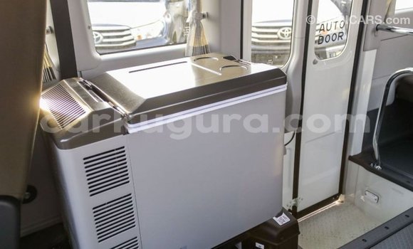 Nunua Imported Toyota Coaster Nyeupe Gari ndani ya Import - Dubai nchini Bujumbura Nunua Imported Toyota Coaster Nyeupe Gari ndani ya Import - Dubai nchini Bujumbura