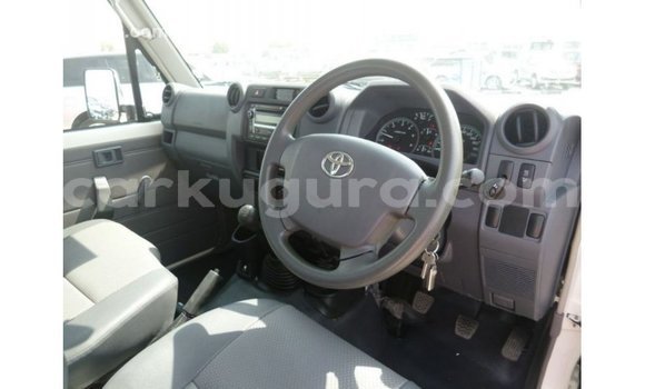 Acheter Import Voiture Toyota Land Cruiser Blanc à Import - Dubai, Bujumbura Acheter Import Voiture Toyota Land Cruiser Blanc à Import - Dubai, Bujumbura