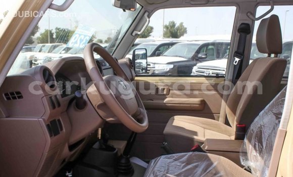 Acheter Import Voiture Toyota Land Cruiser Beige à Import - Dubai, Bujumbura Acheter Import Voiture Toyota Land Cruiser Beige à Import - Dubai, Bujumbura