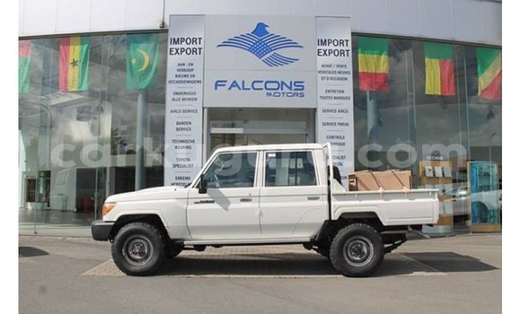 Nunua Imported Toyota Land Cruiser Nyeupe Gari ndani ya Import - Dubai nchini Bujumbura Nunua Imported Toyota Land Cruiser Nyeupe Gari ndani ya Import - Dubai nchini Bujumbura