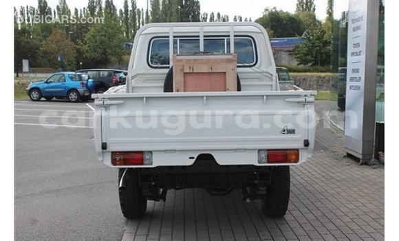 Nunua Imported Toyota Land Cruiser Nyeupe Gari ndani ya Import - Dubai nchini Bujumbura Nunua Imported Toyota Land Cruiser Nyeupe Gari ndani ya Import - Dubai nchini Bujumbura