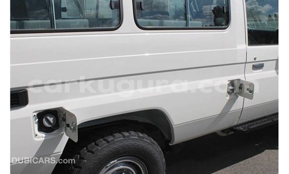 Nunua Imported Toyota Land Cruiser Nyeupe Gari ndani ya Import - Dubai nchini Bujumbura Nunua Imported Toyota Land Cruiser Nyeupe Gari ndani ya Import - Dubai nchini Bujumbura