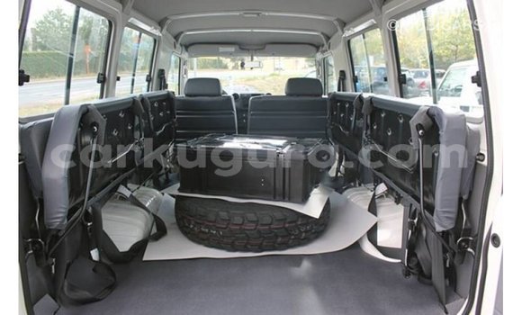 Nunua Imported Toyota Land Cruiser Nyeupe Gari ndani ya Import - Dubai nchini Bujumbura Nunua Imported Toyota Land Cruiser Nyeupe Gari ndani ya Import - Dubai nchini Bujumbura
