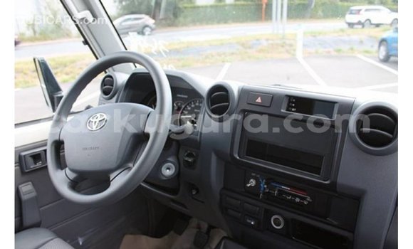 Nunua Imported Toyota Land Cruiser Nyeupe Gari ndani ya Import - Dubai nchini Bujumbura Nunua Imported Toyota Land Cruiser Nyeupe Gari ndani ya Import - Dubai nchini Bujumbura