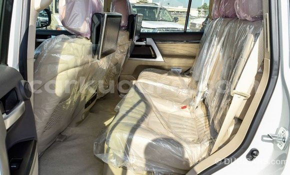 Nunua Imported Toyota Land Cruiser Nyeupe Gari ndani ya Import - Dubai nchini Bujumbura Nunua Imported Toyota Land Cruiser Nyeupe Gari ndani ya Import - Dubai nchini Bujumbura