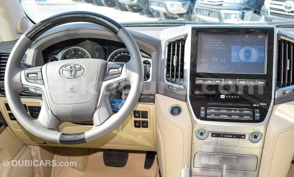 Nunua Imported Toyota Land Cruiser Nyeupe Gari ndani ya Import - Dubai nchini Bujumbura Nunua Imported Toyota Land Cruiser Nyeupe Gari ndani ya Import - Dubai nchini Bujumbura