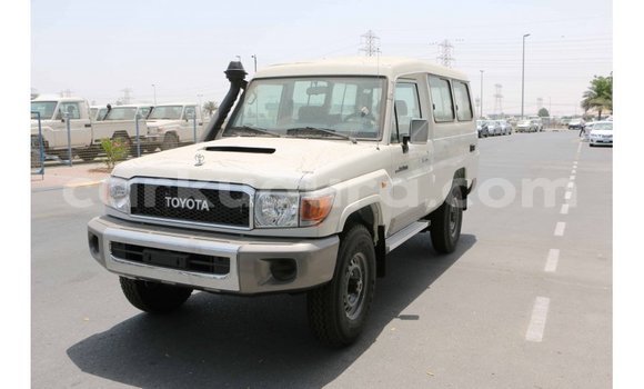 Acheter Import Voiture Toyota Land Cruiser Blanc à Import - Dubai, Bujumbura Acheter Import Voiture Toyota Land Cruiser Blanc à Import - Dubai, Bujumbura