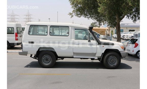 Acheter Import Voiture Toyota Land Cruiser Blanc à Import - Dubai, Bujumbura Acheter Import Voiture Toyota Land Cruiser Blanc à Import - Dubai, Bujumbura