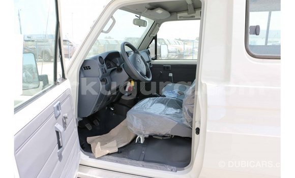 Acheter Import Voiture Toyota Land Cruiser Blanc à Import - Dubai, Bujumbura Acheter Import Voiture Toyota Land Cruiser Blanc à Import - Dubai, Bujumbura