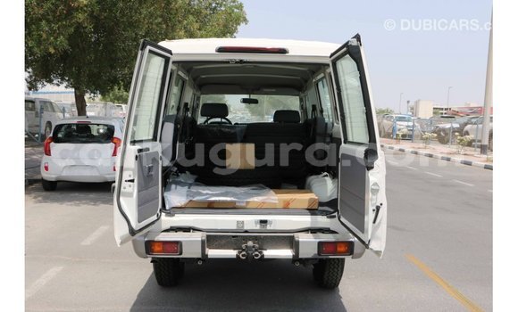 Acheter Import Voiture Toyota Land Cruiser Blanc à Import - Dubai, Bujumbura Acheter Import Voiture Toyota Land Cruiser Blanc à Import - Dubai, Bujumbura