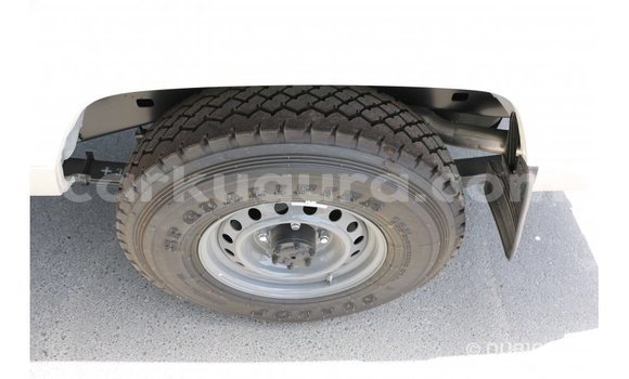 Acheter Import Voiture Toyota Land Cruiser Blanc à Import - Dubai, Bujumbura Acheter Import Voiture Toyota Land Cruiser Blanc à Import - Dubai, Bujumbura