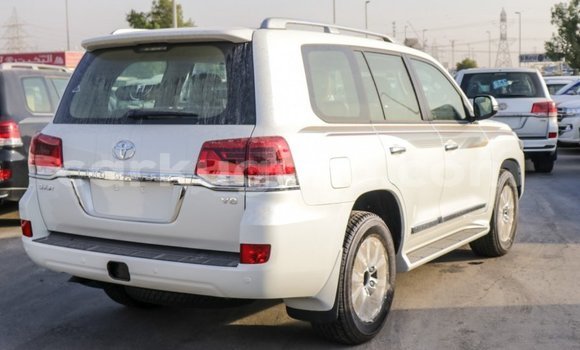 Nunua Imported Toyota Land Cruiser Nyeupe Gari ndani ya Import - Dubai nchini Bujumbura Nunua Imported Toyota Land Cruiser Nyeupe Gari ndani ya Import - Dubai nchini Bujumbura