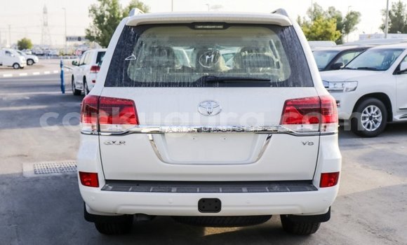 Nunua Imported Toyota Land Cruiser Nyeupe Gari ndani ya Import - Dubai nchini Bujumbura Nunua Imported Toyota Land Cruiser Nyeupe Gari ndani ya Import - Dubai nchini Bujumbura