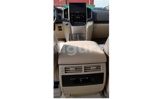 Nunua Imported Toyota Land Cruiser Nyeupe Gari ndani ya Import - Dubai nchini Bujumbura Nunua Imported Toyota Land Cruiser Nyeupe Gari ndani ya Import - Dubai nchini Bujumbura